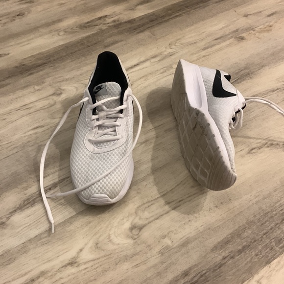 Men’s black and white Tanjun Nike sneakers size 9.5 - Picture 3 of 4